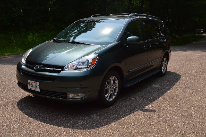 lot 1 image: 2004 Toyota Sienna XLE Limited Edition AWD, Loaded, One Owner Car