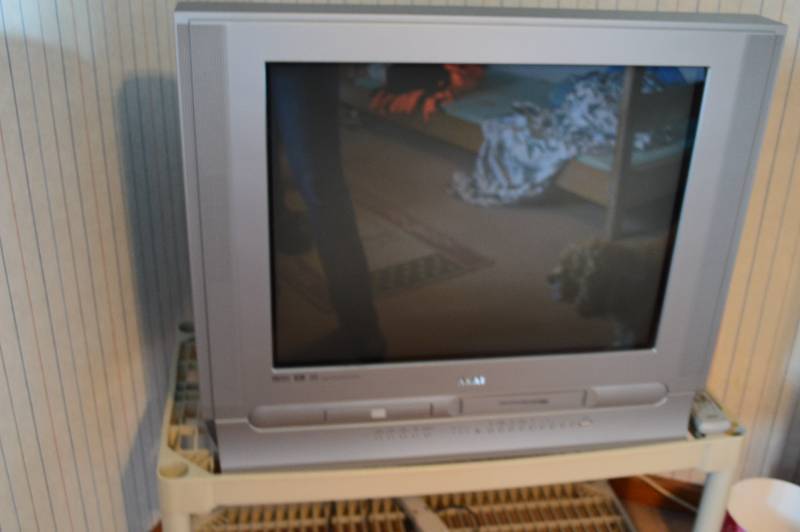 lot 26 image: Akai DVD & WLR Player Television 27 Flat Screen LRT Style wRemote.