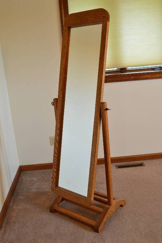 lot 27 image: Full Length Dressing Mirror In Oak Frame & Stand Hand Crafted 21 x 18 x 67.