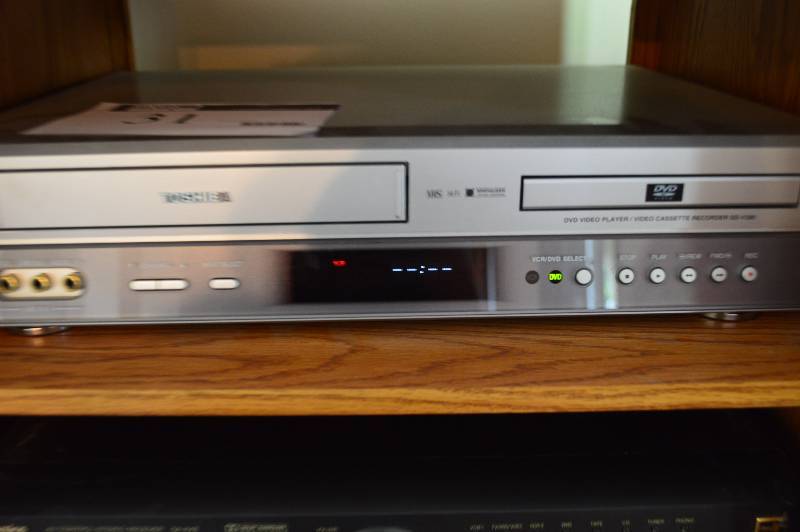 lot 31 image: Toshiba DVD VCR Player Operational wRemote.