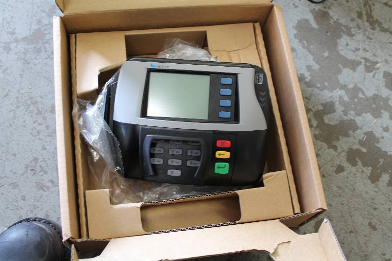 lot 29 image: Verifone Credit Card Machine wOriginal Packaging