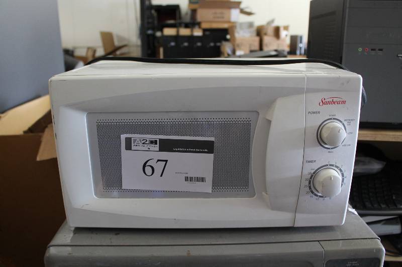 lot 67 image: Emerson Microwave Multiple Settings White.