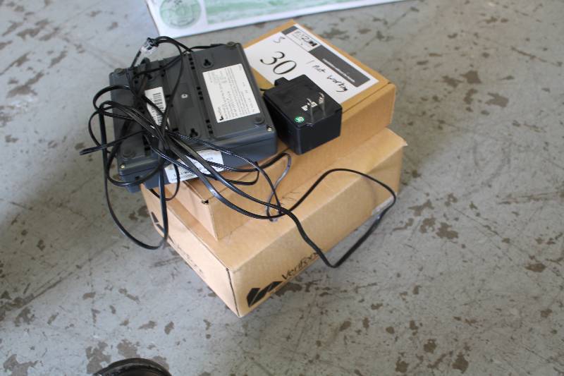 lot 30 image: Verifone Model 20MJRXL Credit Card Machine wKeyPad.