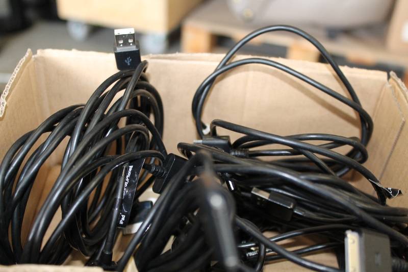 lot 79 image: Lot of (4) USB Table Cords Black.