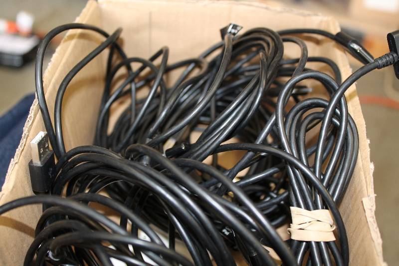 lot 78 image: Lot of (3) USB Table Cords Black.