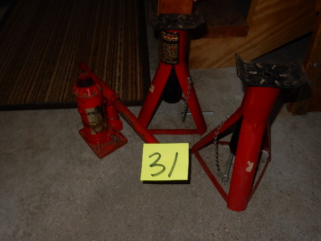 lot 31 image: 4 Ton Hydraulic Jack, 2, 1 12 ton jack stands