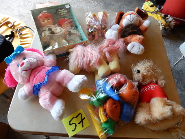 lot 57 image: Misc. Stuffed animals and Plastic buildable DogAnimal
