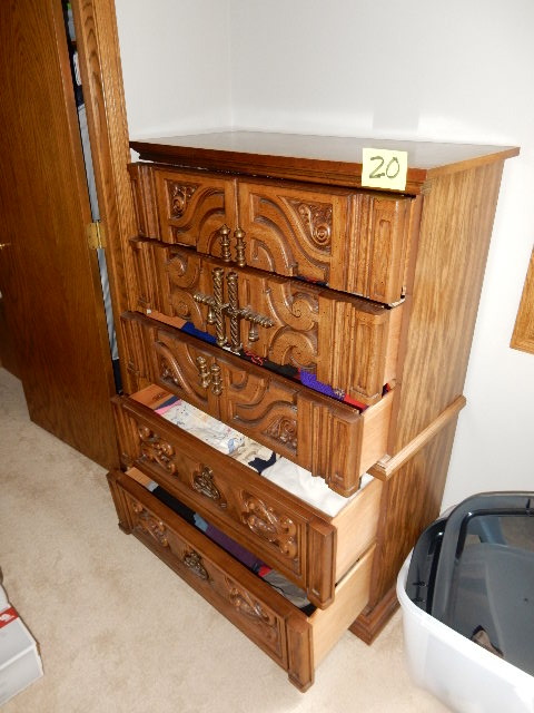 lot 20 image: Nice 5 Drawer Dresser.. Mid Mod Style..