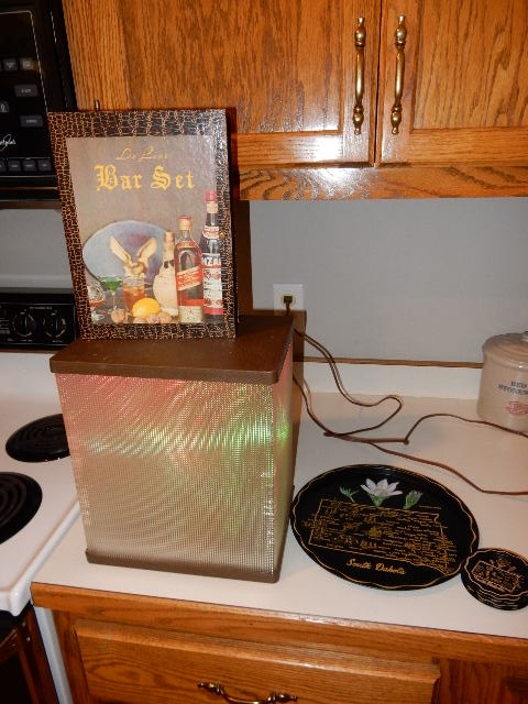 lot 108 image: Flashing Light Cube from the 70s.. Works well.. Bar Set, South Dakota serving plate and coasters.