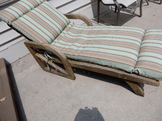 lot 105 image: Wooden Chaise Lounge Chair and Cushion