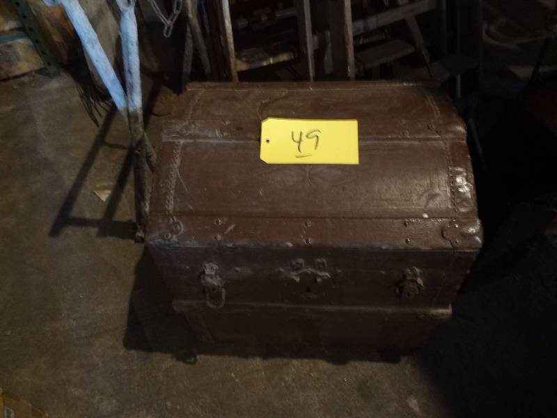 lot 49 image: Trunk, unusual Size, Jars