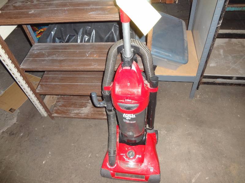 lot 71 image: Large Dirt Devil Vacuum