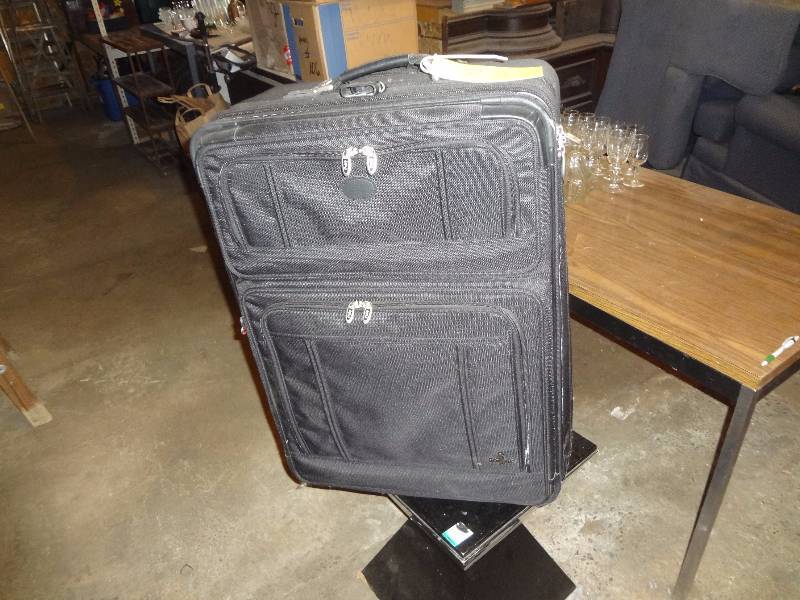 lot 73 image: Suite Case, Large