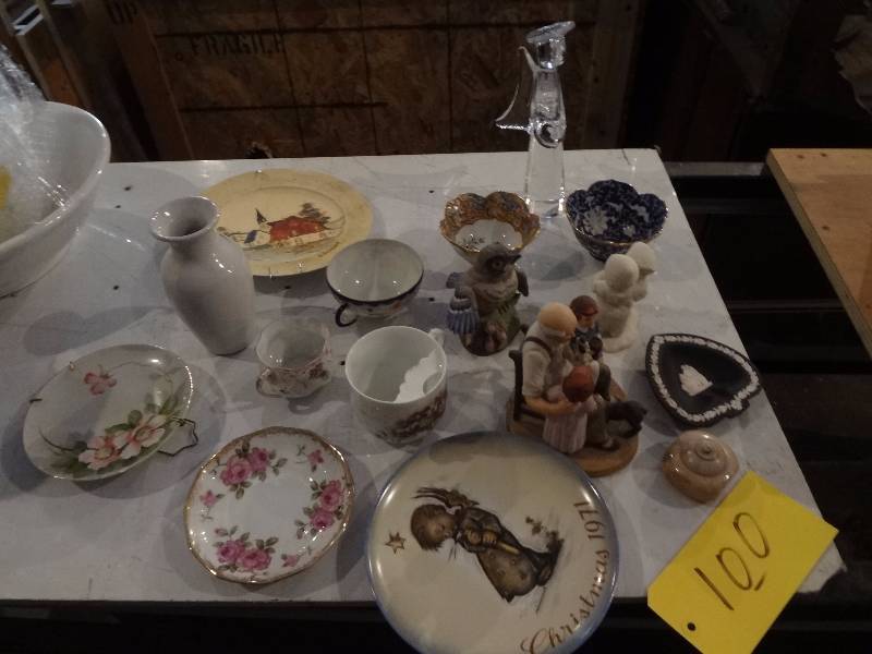 lot 100 image: Container of Decorator Pieces