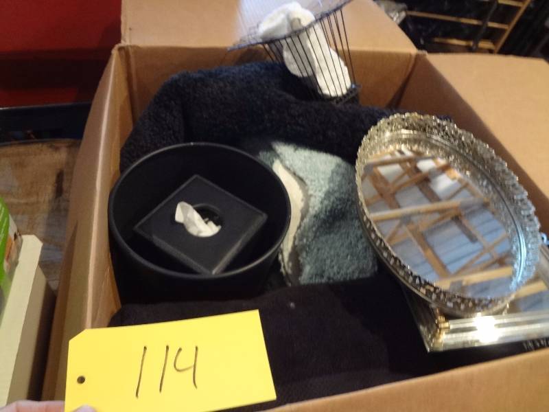 lot 114 image: Lot of Black Bathroom Accents