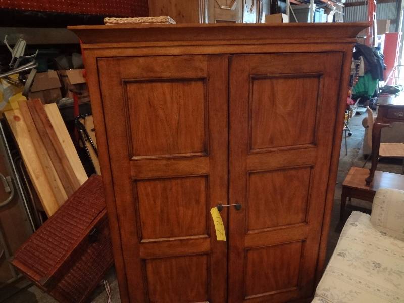 lot 127 image: Large Entertainment center
