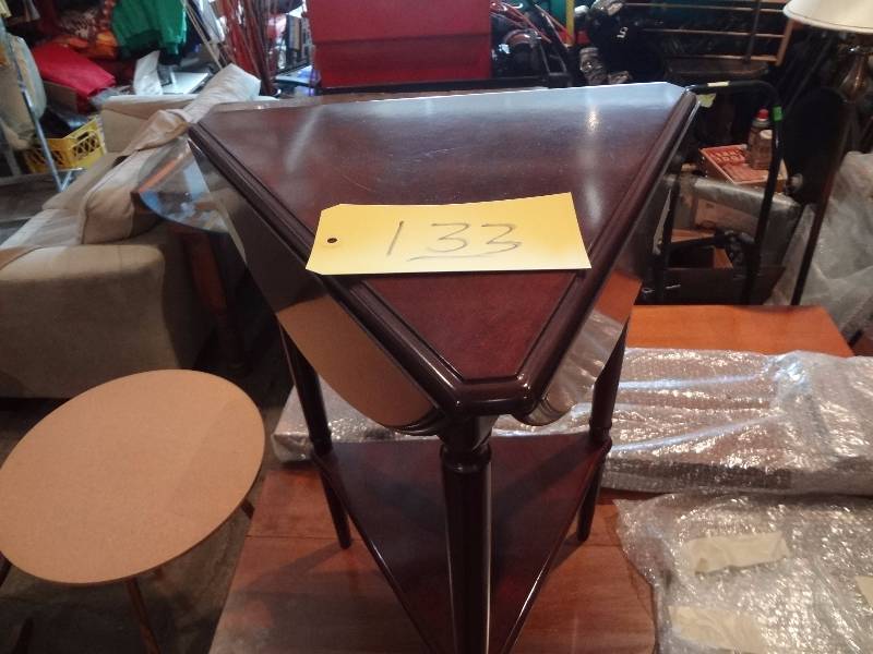 lot 133 image: Small Drop Leaf Table