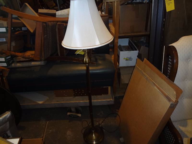 lot 150 image: Brass Floor Lamp
