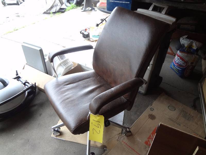 lot 192 image: Office Chair, card table