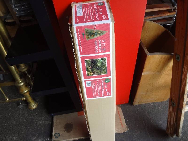 lot 221 image: TV Mount,Blind, Small Fake Xmas Tree