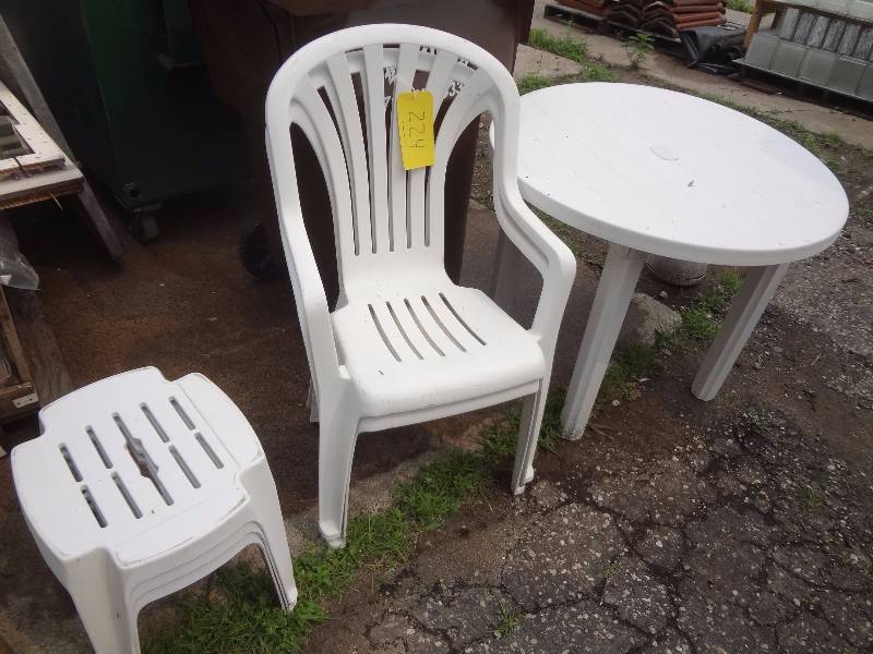lot 224 image: White Plastic Table,Chairs, Tables