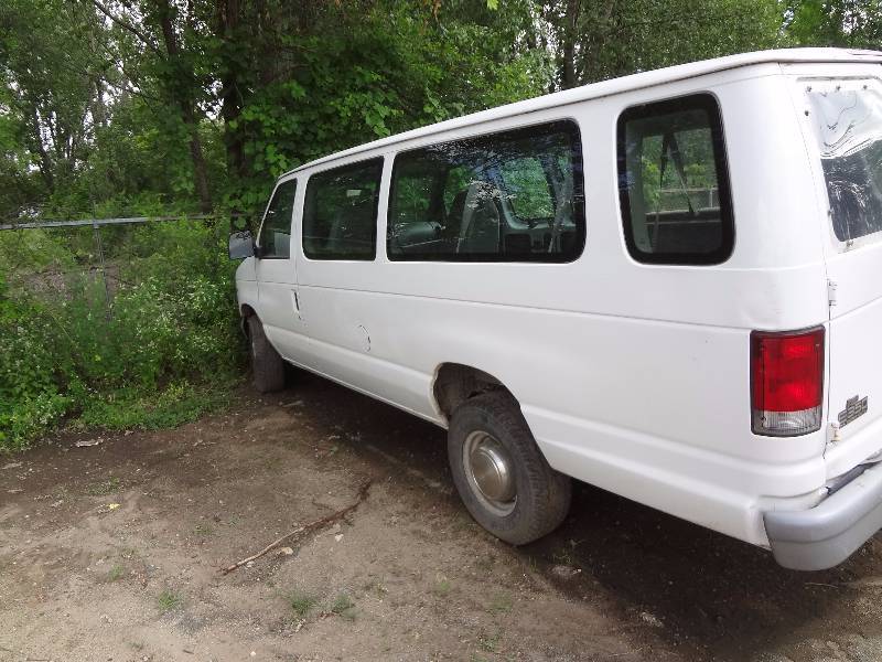 lot 1 image: 2000 Ford E-350 15 Passenger Van