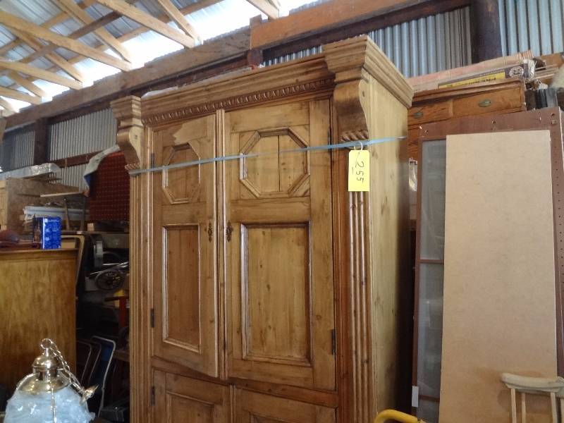 lot 255 image: Grand Armoire