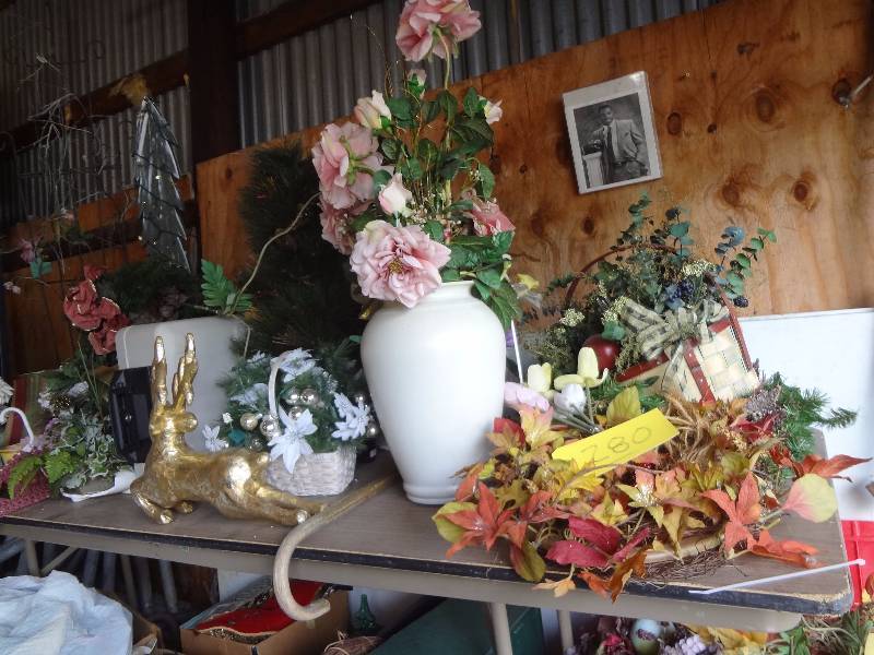 lot 280 image: Large lot of all sorts of Decorator Pieces, all seasons