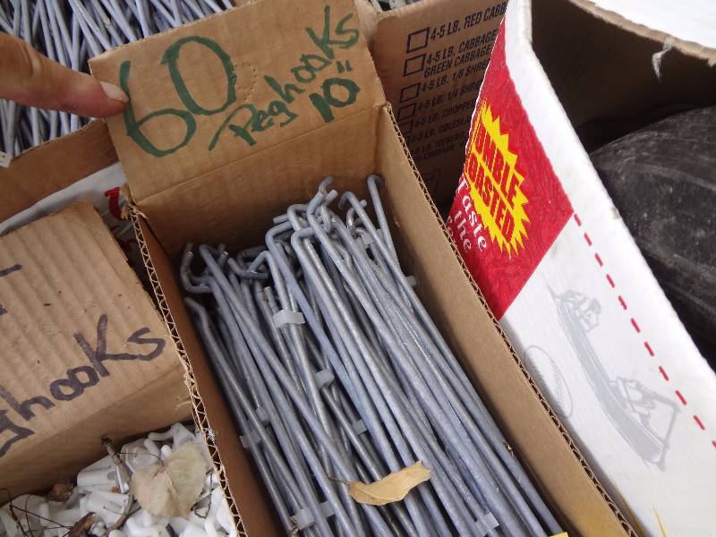 lot 291 image: 60 10 Peg Hooks, Doubles