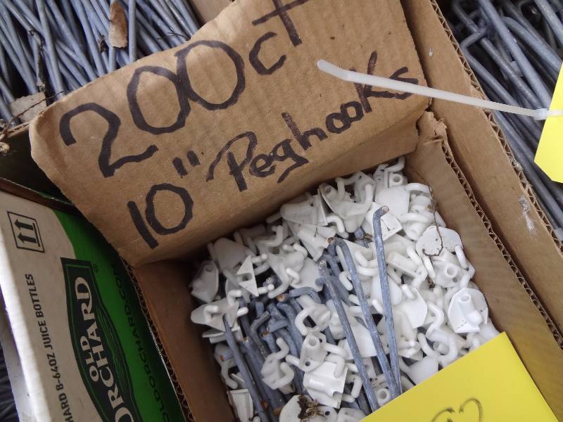 lot 292 image: 200 10 Peg hooks