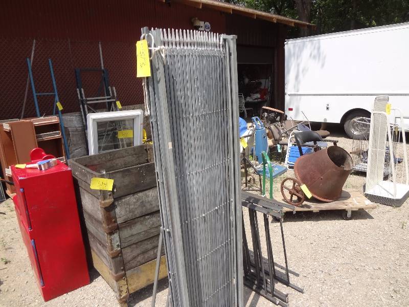 lot 313 image: Expanding Gate, on wheels