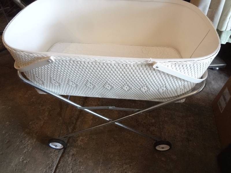 lot 367 image: Bassinet