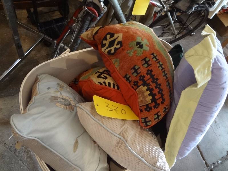 lot 370 image: (6) Fancy Pillows