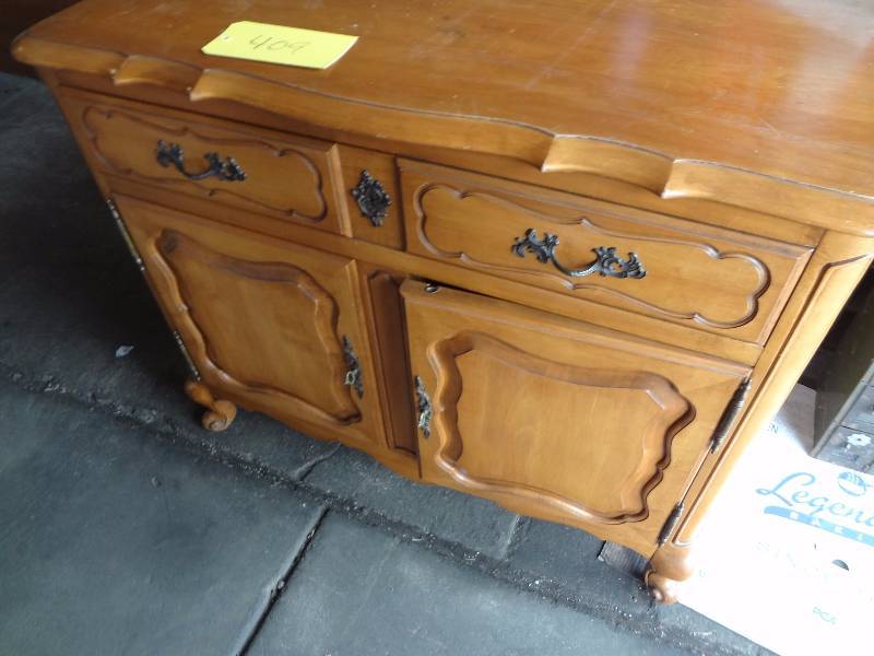 lot 409 image: Nice Small French Provincial Side Board