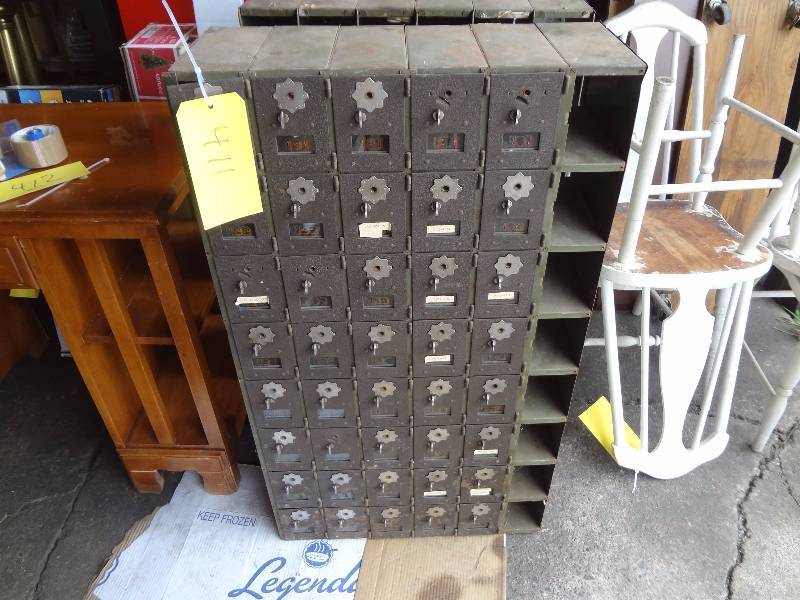 lot 411 image: Old Metal Mailbox