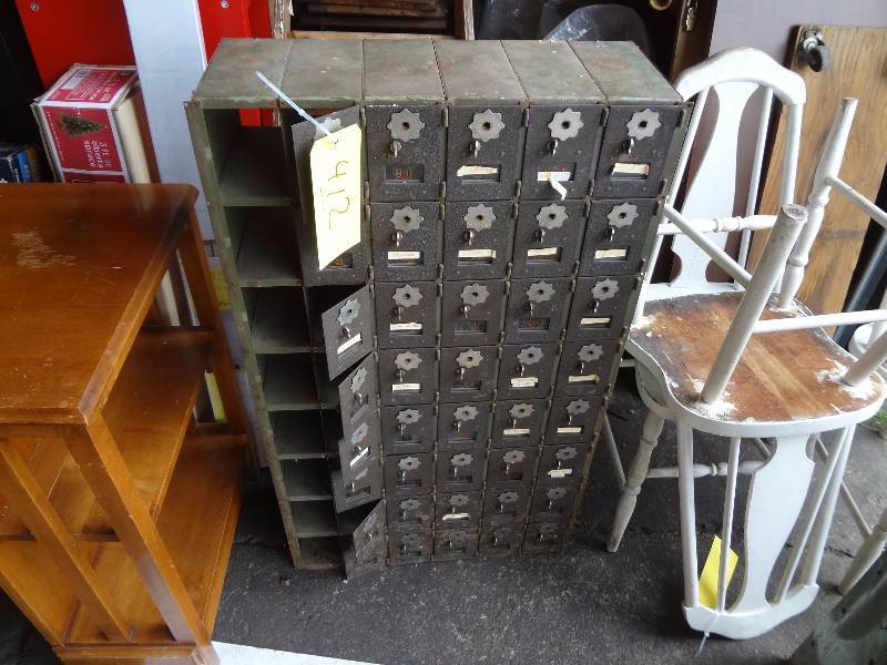 lot 412 image: Old Metal Mailbox
