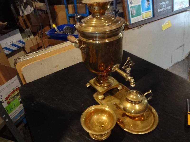 lot 424 image: Fabulous Samovar