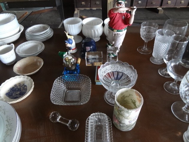 lot 572 image: Ink Well,Lazers,Santa,Twins,Milk Glass