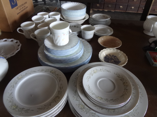 lot 573 image: Dishes