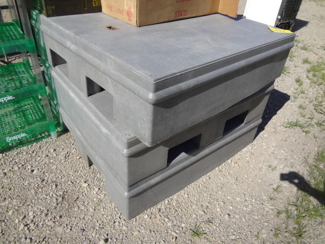 lot 620 image: Three Sections of Plastic Riser
