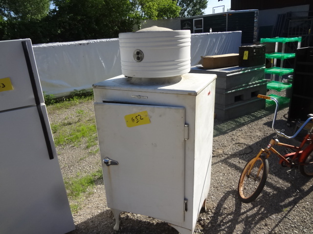 lot 652 image: Old Fridge