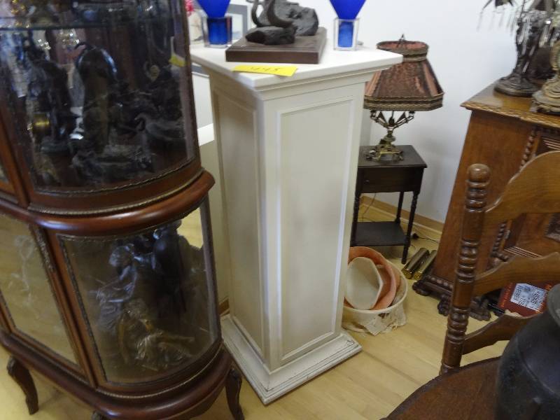 lot 445 image: Large PedestalColumnStand