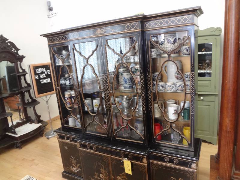 lot 447 image: Fabulous Oriental Hutch