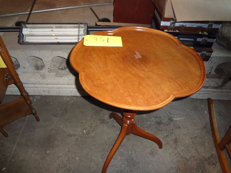 lot 451 image: Vintage Side Table