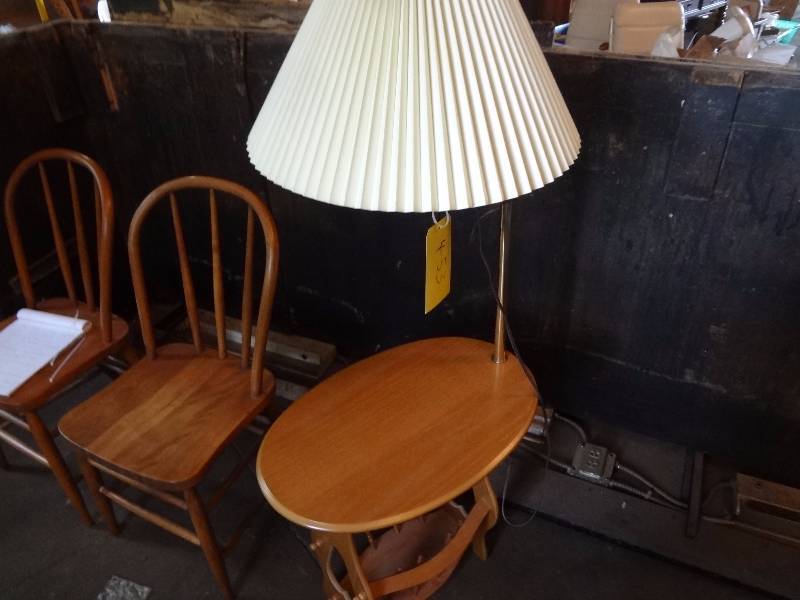 lot 453 image: Oval Table wLamp