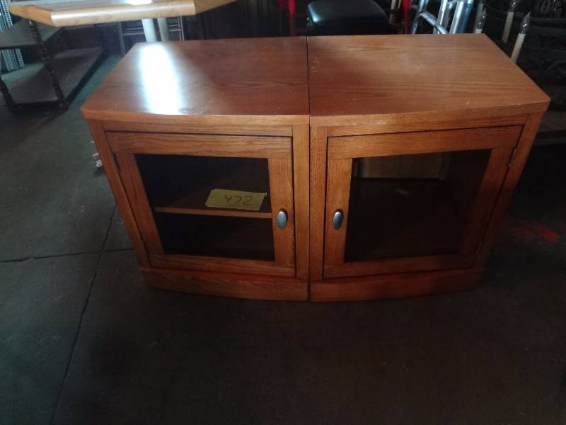 lot 472 image: Pair of wood cabinets