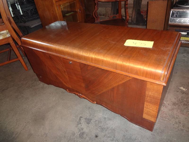 lot 475 image: Lane Cedar Chest