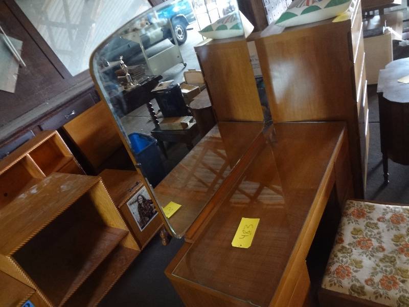 lot 483 image: Americraft Vanity wMirror, bench