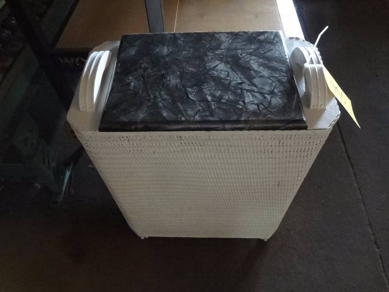 lot 490 image: Vintage Wicker Hamper