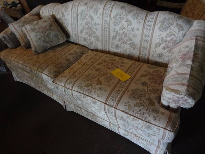 lot 496 image: Ethan Allen Couch